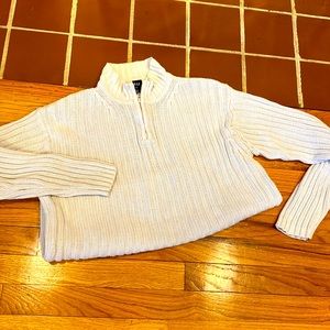 Get cozy in this vintage GAP sweater, men’s large